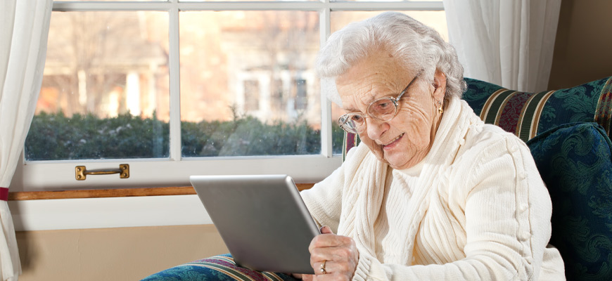 Personne âgées en CHSLD, faisant un appel sur une tablette
