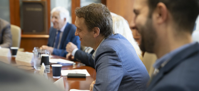 M. Jean-François Fortin-Verreault, président-directeur général du CIUSSS de l’Est-de-l’Île-de-Montréal, en grande discussion avec Son Excellence monsieur Andrea Ferrari, ambassadeur d’Italie au Canada.